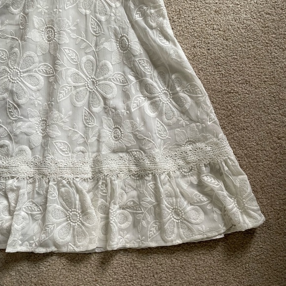 BB Dakota // White Flower Power V-Neck Dress NWOT - Picture 8 of 12